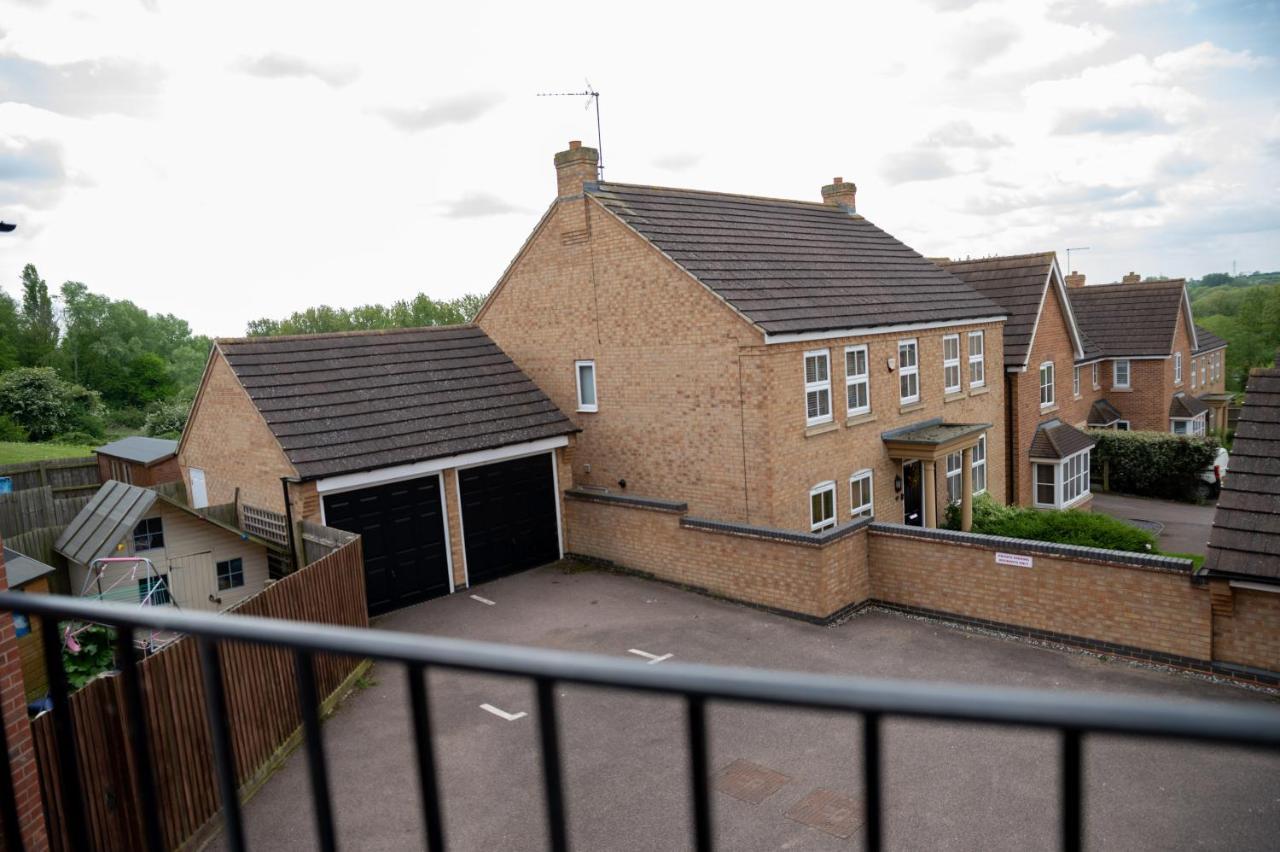 Chichele House, Sleeps 8, Nr Rushden Lakes, Allocated Parking, Corporate Welcome Higham Ferrers Esterno foto